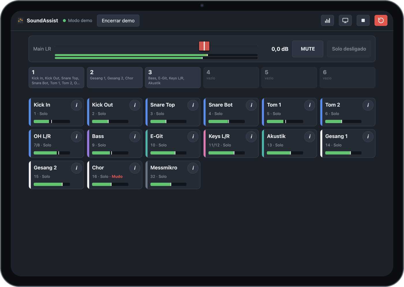 Visão de palco num iPad na horizontal: fader do Main LR com mute, grupos de mute e blocos grandes de canal com solo e nível